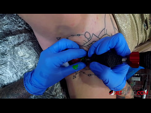 ❤️ Extremadamente tatuado hottie Sully Savage consiguió un tatuaje en su clítoris ❤️❌ Porno casero en es.com-porn-hat.ru ❌️❤️❤️❤️❤️❤️❤️❤️